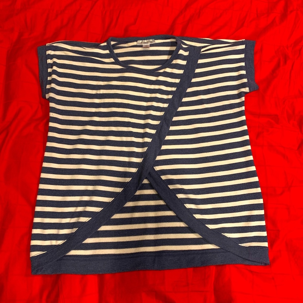 Motherhood Maternity / Nursing Tulip hem short-sleeved sweater - size M